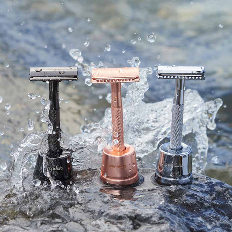 Pandoo Safety Razor barberhøvel Roségull i metall, sammen med to andre varianter i vannsprut