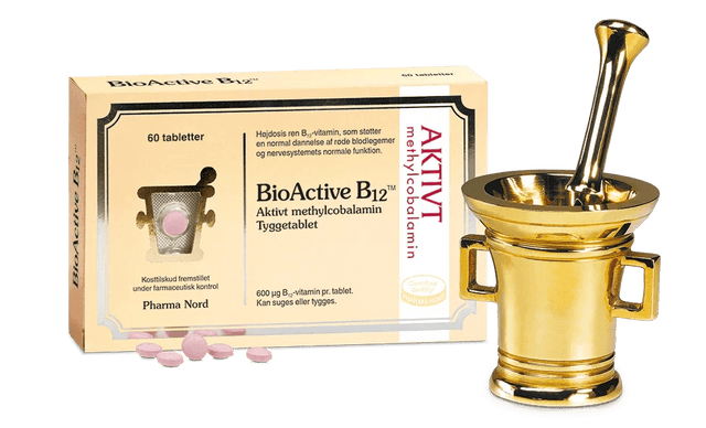 Pharma Nord BioActive B12 methylcobalamin, eske med 60 tyggetabletter og rosa tabletter foran Suztain.no