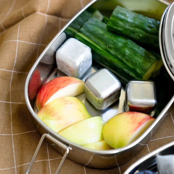 Pulito gjenbrukbare isterninger, 3 stk, sølv i rustfritt stål, i bruk i matboks med frukt og grønt