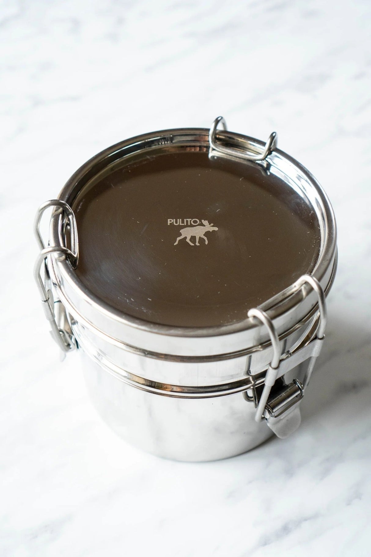 Pulito Matboks Lufttett Bento 1125 ml i rustfritt stål, sett ovenfra med logo på lokket
