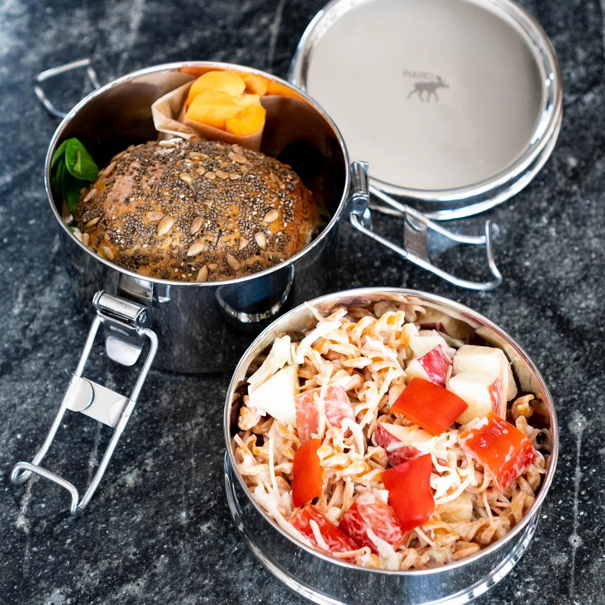Pulito Matboks Lufttett Bento 1125 ml i rustfritt stål, to deler fylt med mat og lokk ved siden av