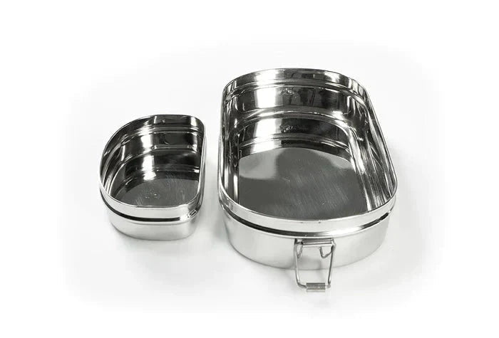 Pulito matboks oval 700 ml sølv i rustfritt stål med liten beholder ved siden av, sett forfra