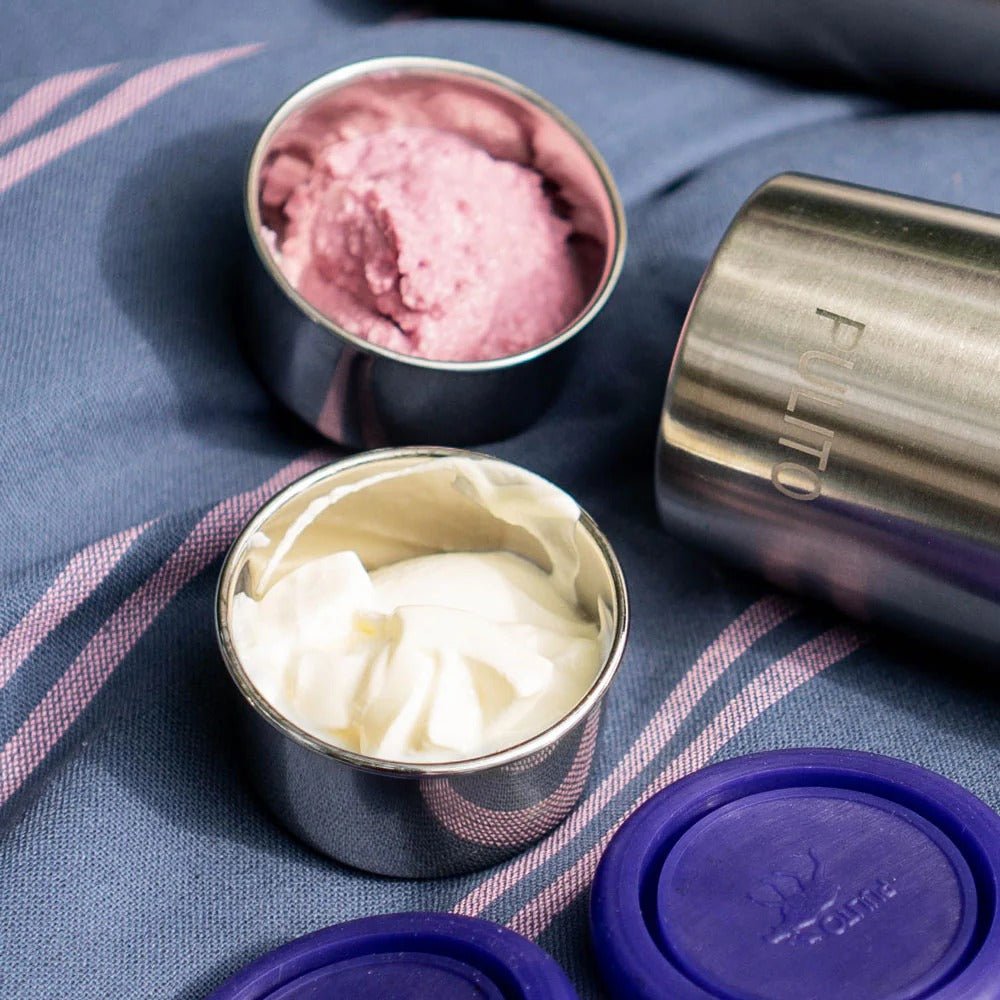 Pulito Pure Dip Box 250 ml hvit og rosa i rustfritt stål, med lilla lokk og en flaske i bakgrunnen