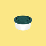 Pulito Pure Dip Box 250 ml hvit med mørkegrønn lokk i rustfritt stål og silikon, sett fra siden