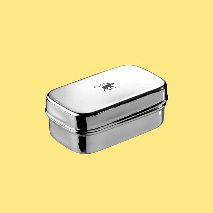 Pulito PureSnackBox 150 ml sølv i rustfritt stål, sett fra siden med logo på lokket