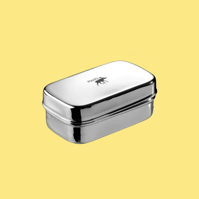 Pulito PureSnackBox 150 ml sølv i rustfritt stål, sett fra siden med logo på lokket Suztain.no