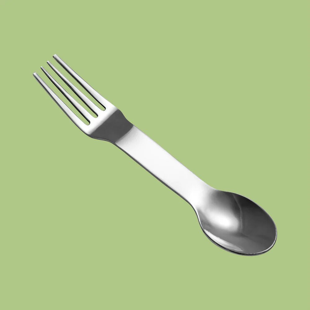 Pulito Spork i rustfritt stål, sølvfarget, sett ovenfra på en grønn bakgrunn
