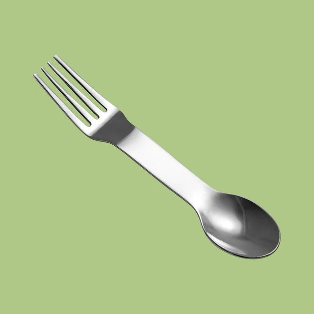 Pulito Spork i rustfritt stål, sølvfarget, sett ovenfra på en grønn bakgrunn Suztain.no