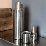 Pulito SteelThermoBottle termos 800 ml sølv i rustfritt stål, med kopp og filter ved siden av