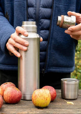 Pulito SteelThermoBottle termos 800 ml sølv i rustfritt stål, i bruk på et bord med epler