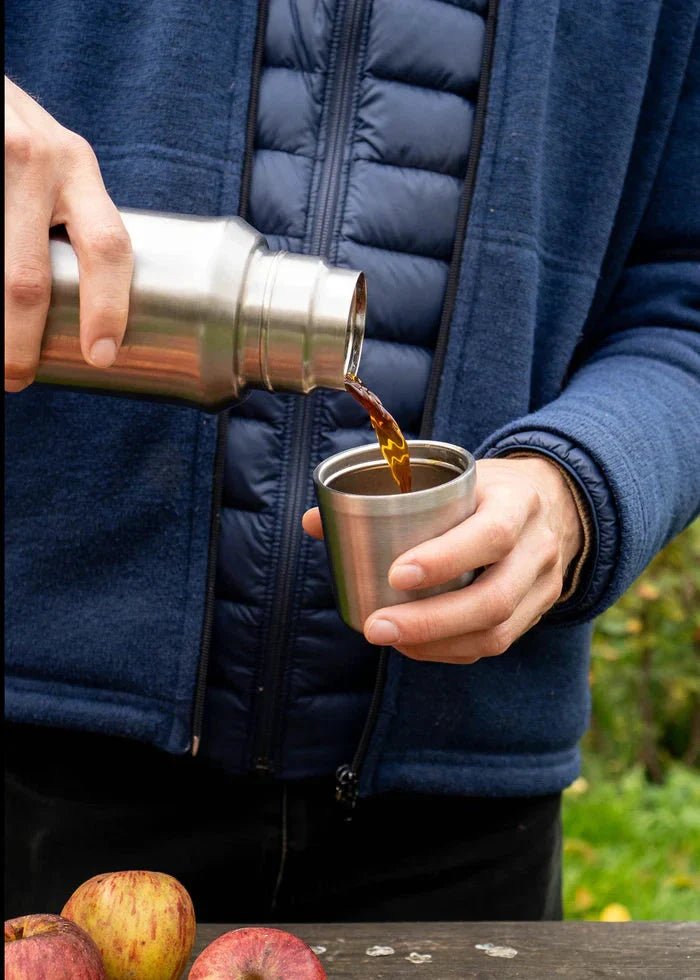 Pulito SteelThermoBottle termos 800 ml sølv i rustfritt stål, med kaffe helles i en kopp