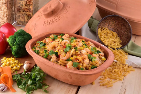 Römertopf leirgryte Trend Roaster for 4 personer i terrakotta, fylt med reker, pasta og grønnsaker