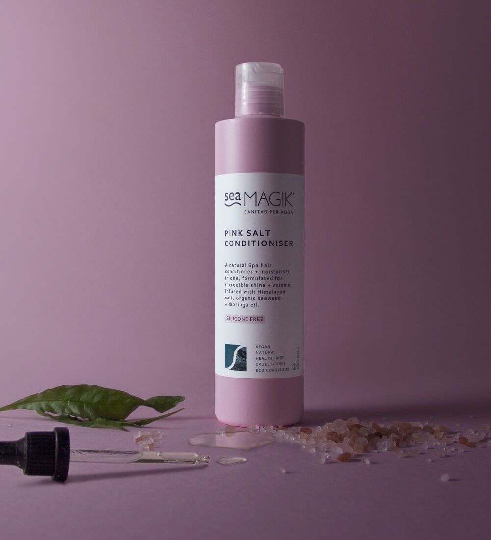 Sea Magik Balsam Pink Salt 300ml rosa i plastflaske, med dropper, blad og saltkrystaller i forgrunnen