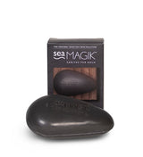 Sea Magik Black Mud Soap 100g, grå fast såpebar med logo, sett forfra med emballasjen i bakgrunnen