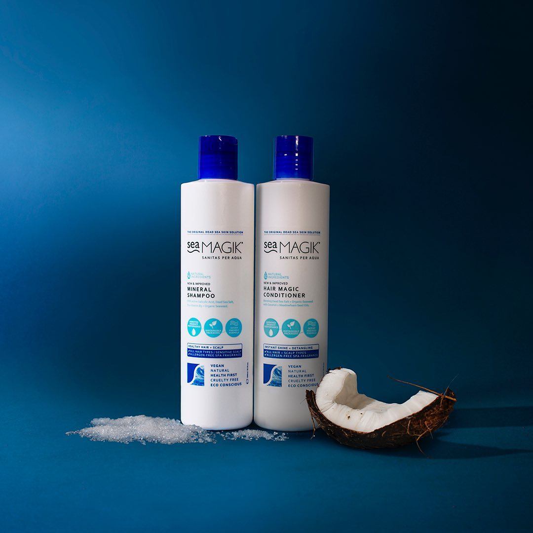 Sea Magik Mineral Sjampo og Balsam 300 ml hvite i plastflasker, med kokosnøtt og salt på siden