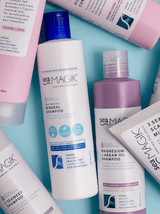 Sea Magik Mineral Sjampo 300 ml hvit i plastflaske, omgitt av andre Sea Magik produkter på blå bakgrunn