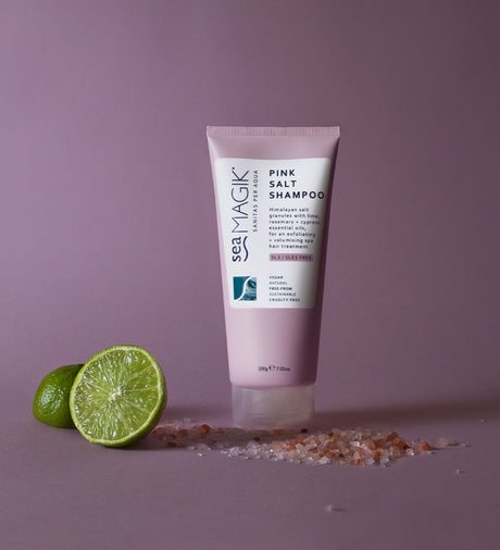 Sea Magik sjampo Pink Salt 200g rosa i plasttube, med lime og rosa salt på lilla bakgrunn