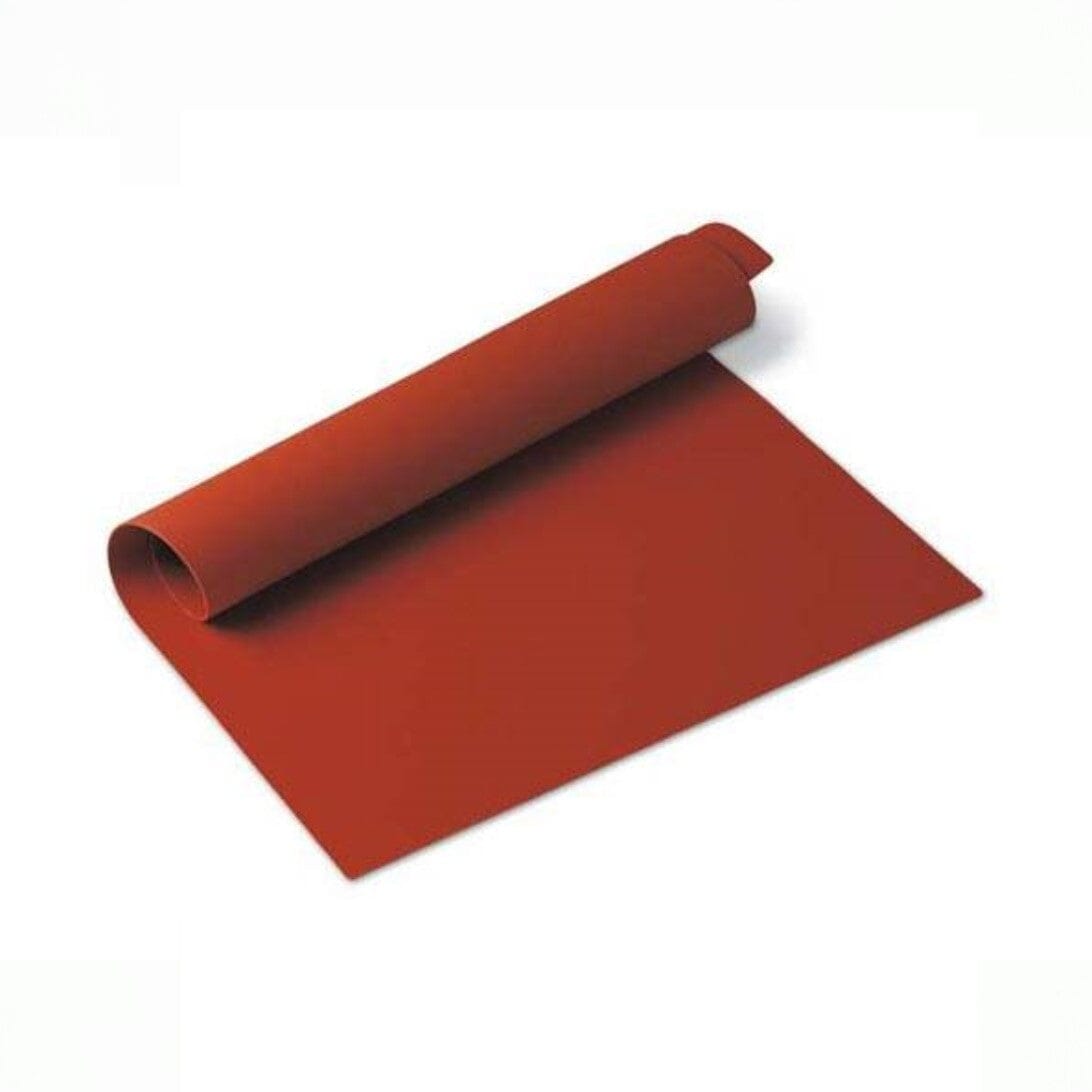 Silikomart gjenbrukbart bakepapir 360x430 mm rød i silikon, delvis rullet ut sett fra siden