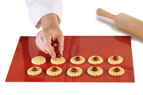 Silikomart gjenbrukbart bakepapir 360x430 mm rød i silikon, i bruk med småkaker på