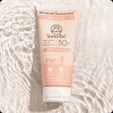 Suntribe Mineral Solkrem Barn & Baby SPF 30 100 ml i krem, sett ovenfra med vannrefleksjoner