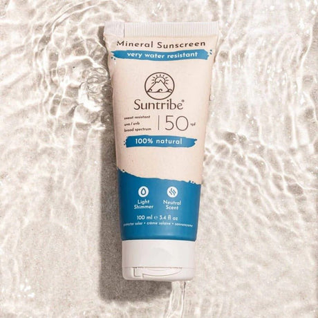 Suntribe Mineral Solkrem SPF 50, 100 ml, beige og blå i tube, i grunt vann sett ovenfra