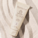 Suntribe Ansiktskrem med solfaktor SPF 20 Tinted 50 ml i plasttube, sett ovenfra på sand