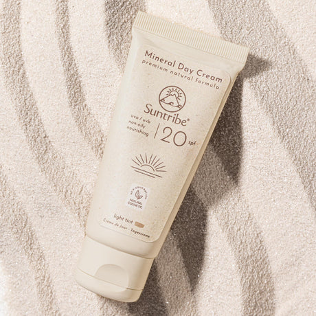 Suntribe Ansiktskrem med solfaktor SPF 20 Tinted 50 ml i plasttube, sett ovenfra på sand