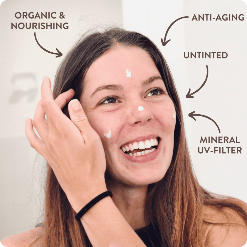 Suntribe Ansiktskrem SPF 20 Untinted 50 ml i kremform, påført i ansiktet på en smilende kvinne