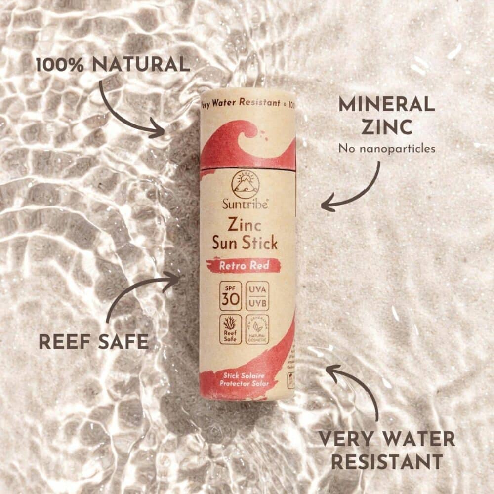 Suntribe solstift SPF 30 Retro Red i pappemballasje, vist i vann på sandbunn med produktinformasjon