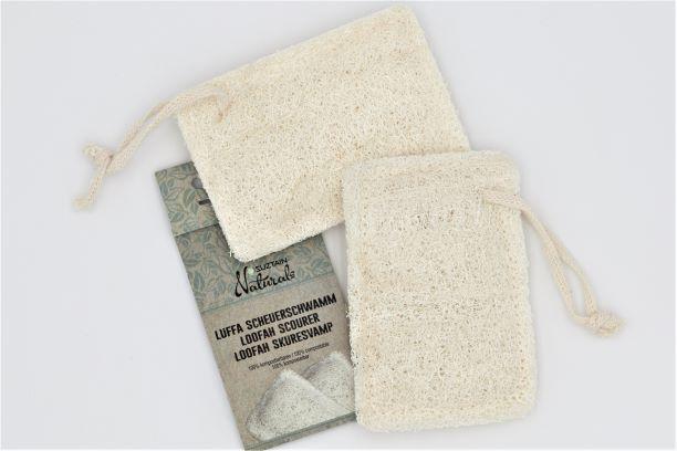 Suztain Loofah skuresvamp 2 pk i naturlig beige loofah-materiale, sett ovenfra med emballasje
