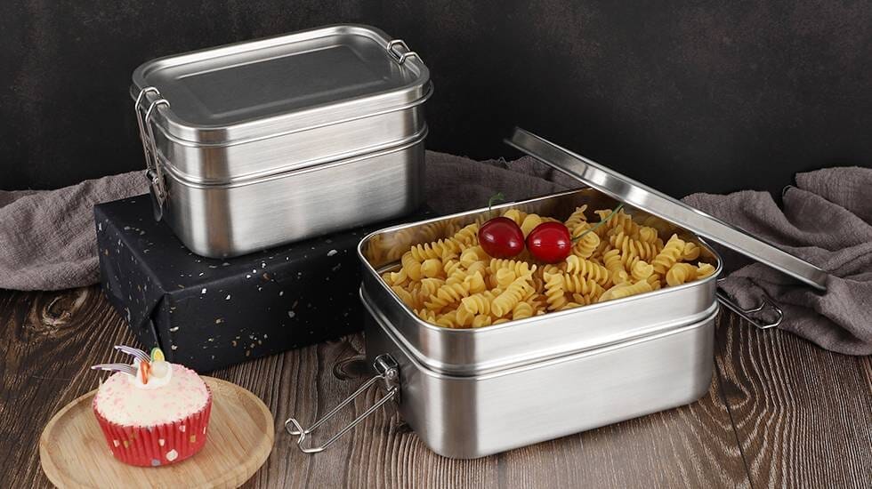 Suztain Matboks 3-i-1 - medium i stål med med pasta og tomater i, og ved siden av en liten dessert. Allsidig og robust matboks med plass til sunn og variert matpakke.