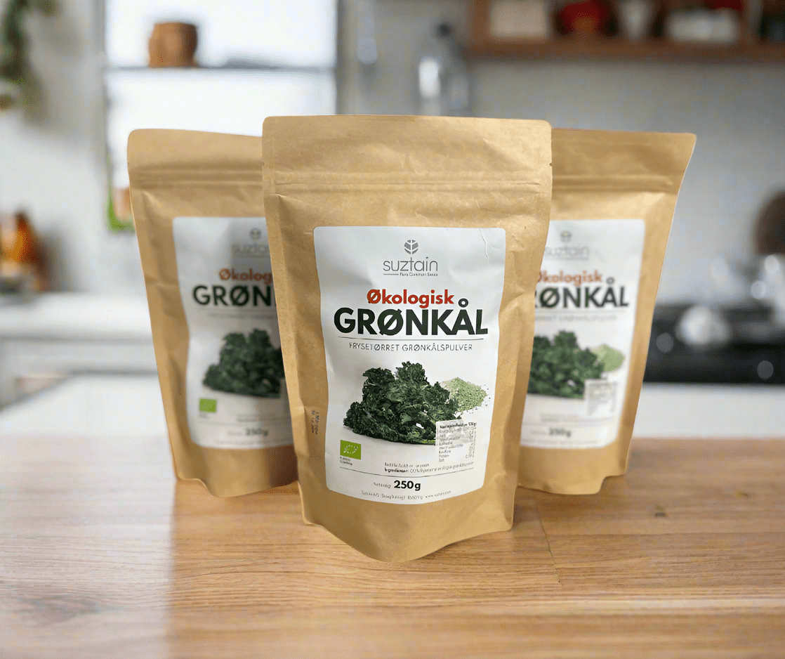 Suztain økologisk frysetørket grønnkålspulver 250g i brun papirpose, tre poser på en kjøkkenbenk