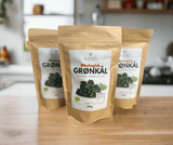 Suztain økologisk frysetørket grønnkålspulver 250g i brun papirpose, tre poser på en kjøkkenbenk