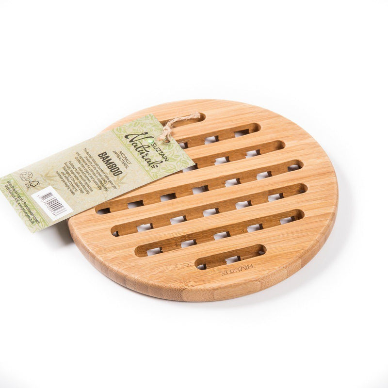 Rundt gryteunderlag i økologisk bambus fra Suztain, med åpne riller for bedre lufting. Slitesterkt, flekkavvisende og bærekraftig – perfekt for varme gryter og panner.