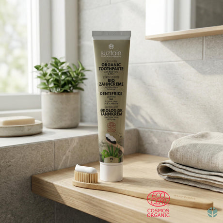 Suztain Sertifisert Økologisk Tannkrem 75ml Aloe Vera & Mynte i grønn tube, på en tannbørste av tre