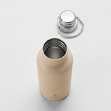 Suztain termoflaske 500 ml beige i rustfritt stål, med lokket liggende ved siden av flaskeåpningen