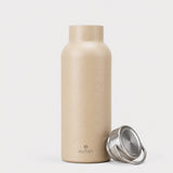 Suztain termoflaske 500 ml beige i rustfritt stål, med avskrudd lokk ved siden av flasken