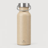 Suztain termoflaske 500 ml beige i rustfritt stål, med bærestropp og logo nederst, sett forfra