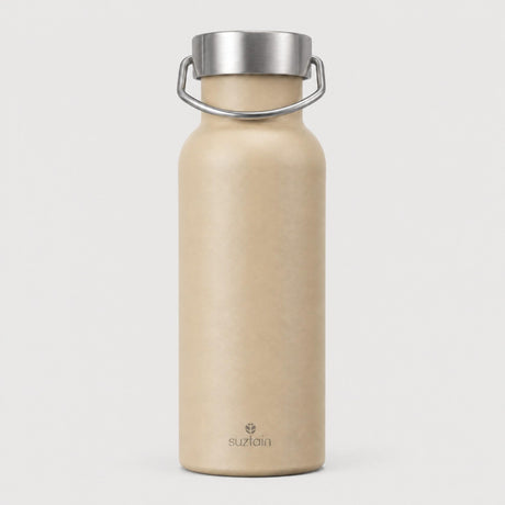 Suztain termoflaske 500 ml beige i rustfritt stål, med bærestropp og logo nederst, sett forfra
