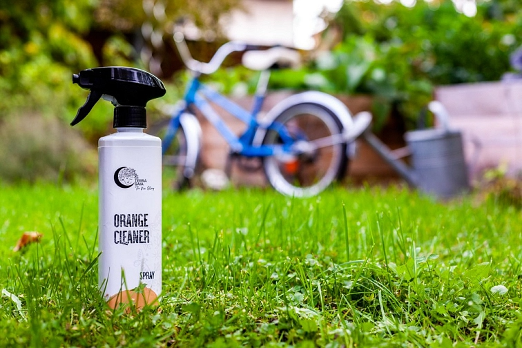 Terra Gaia Rengjøringsspray Økologisk 500ml appelsin i hvit plastflaske, stående i grønt gress