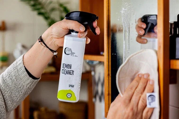 Terra Gaia Rengjøringsspray 500ml Sitrus i plastflaske, i bruk på speil med en klut