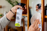 Terra Gaia Rengjøringsspray 500ml Sitrus i plastflaske, i bruk på speil med en klut