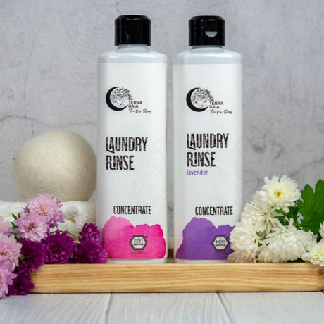 Terra Gaia Skyllemiddel 500ml i to varianter, med lavendel og uten, på trebrett med blomster