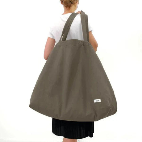 The Organic Company Big Long Bag veske leire i bomull, sett bakfra på en person