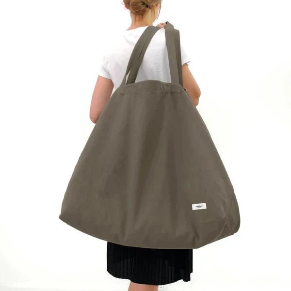 The Organic Company Big Long Bag veske leire i bomull, sett bakfra på en person Suztain.no
