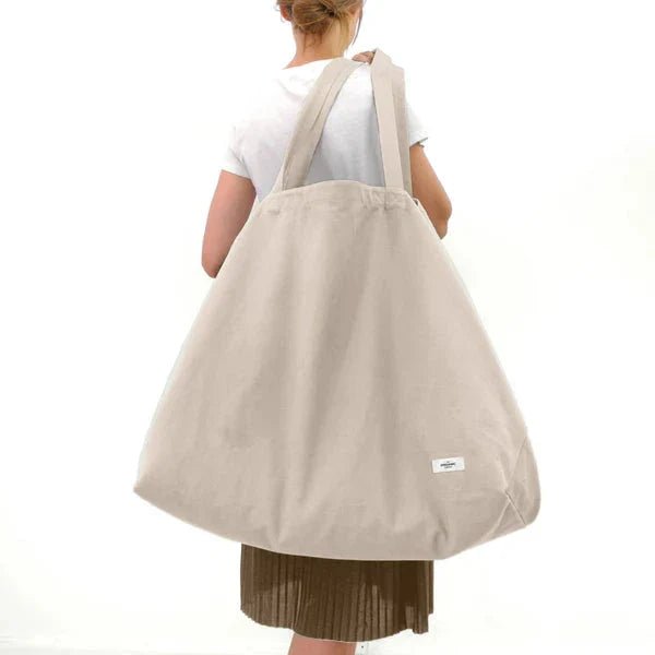 The Organic Company Big Long Bag veske Lys Beige i bomull, sett bakfra på en person