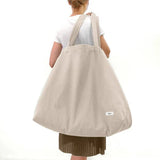 The Organic Company Big Long Bag veske Lys Beige i bomull, sett bakfra på en person
