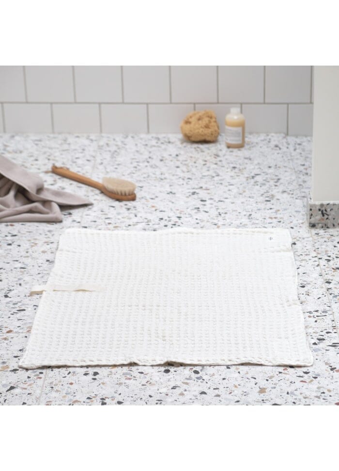 The Organic Company Big Waffle Badematte Naturlig Hvit i bomull, i bruk på et badegulv