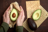 Wrappy bivoksinnpakning Small 5 stk naturfarget i bomull og bivoks, i bruk med avokado og hender