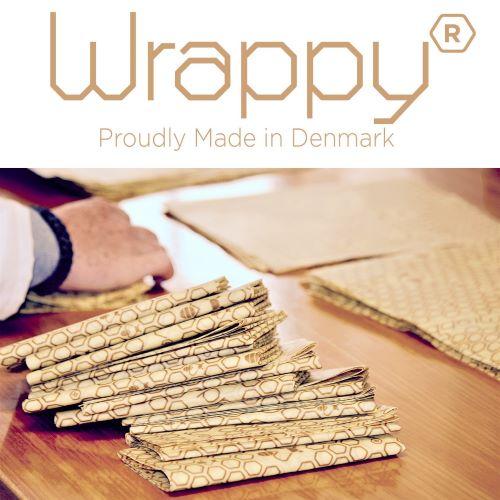 Wrappy bivoksinnpakning Small 5 stk naturfarget i bomull og bivoks, stablet på bord med logo øverst